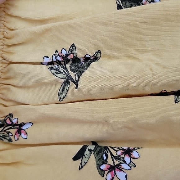 Ardene x Kendall & Kylie Size Medium Yellow Floral Printed Crop Top NWT - Picture 3 of 8